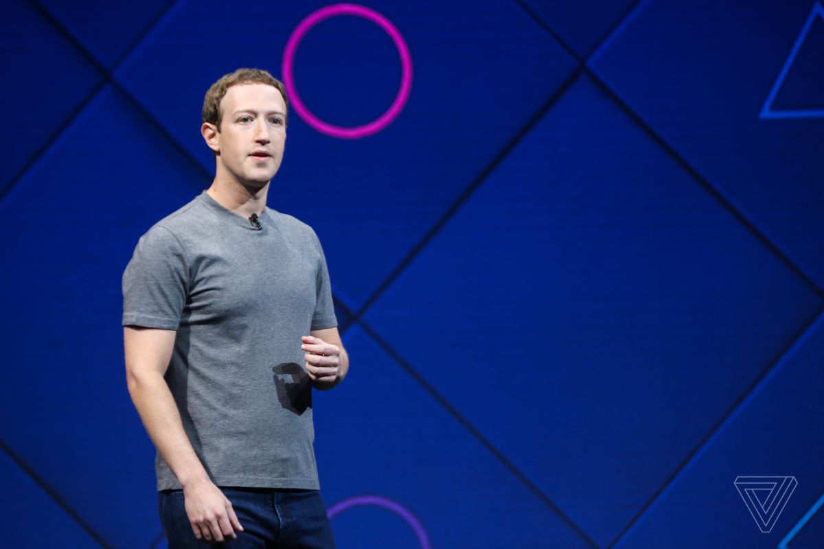 Mark Zuckerberg dengan setelan kaus abu-abu dan celana panjang
